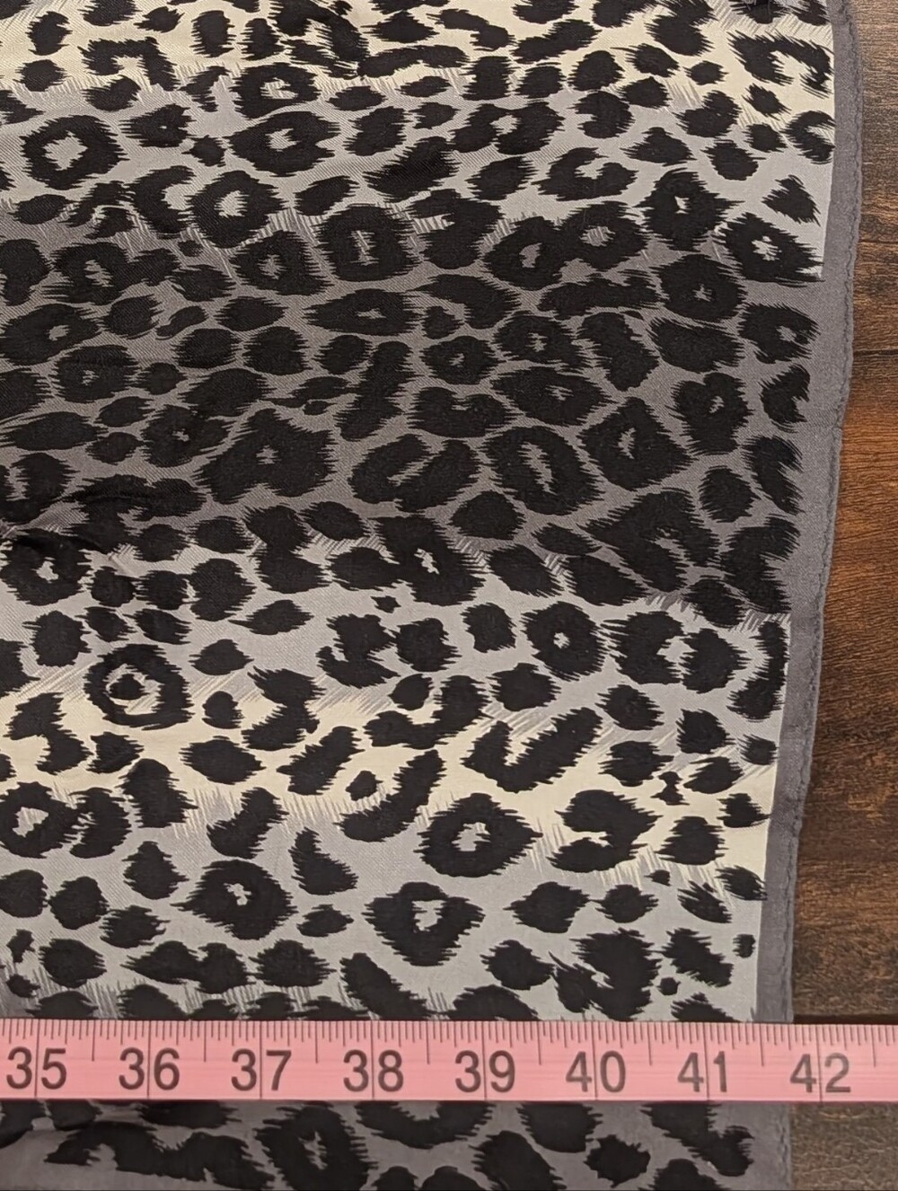 Ann Taylor Leopard Print Silk Scarf in Black ,Gray White .100%silk,Made In Japan - Picture 4 of 5
